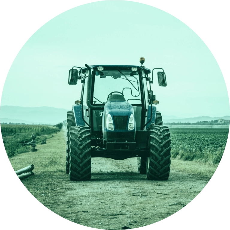 Ciągnik na&nbsp;polnej drodze