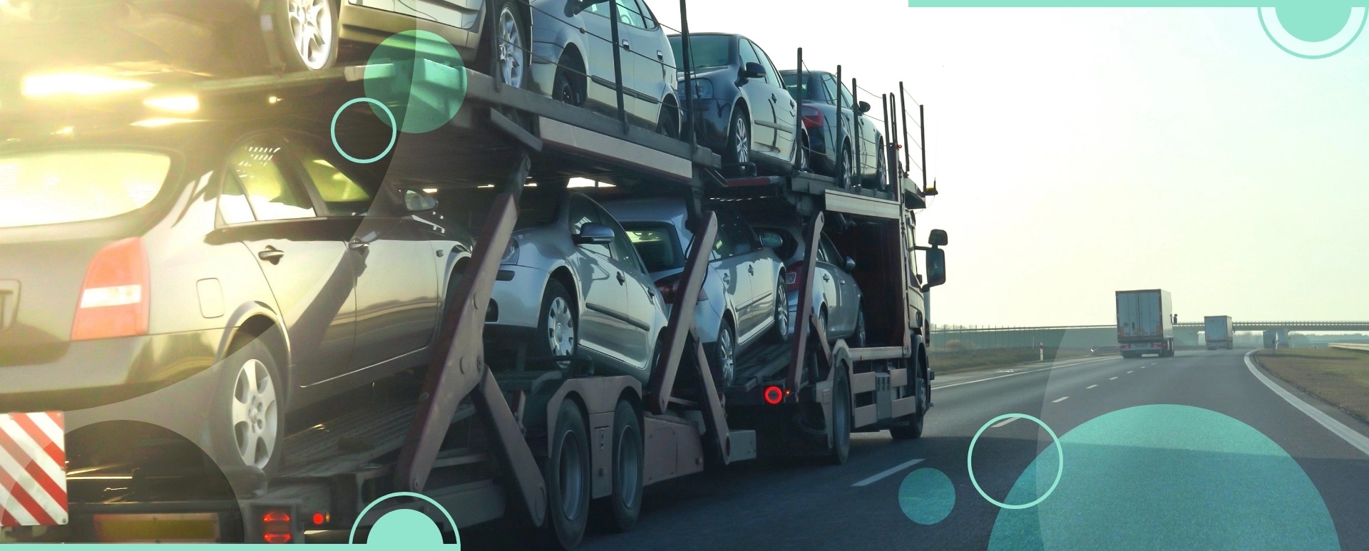 Laweta z autami na autostradzie